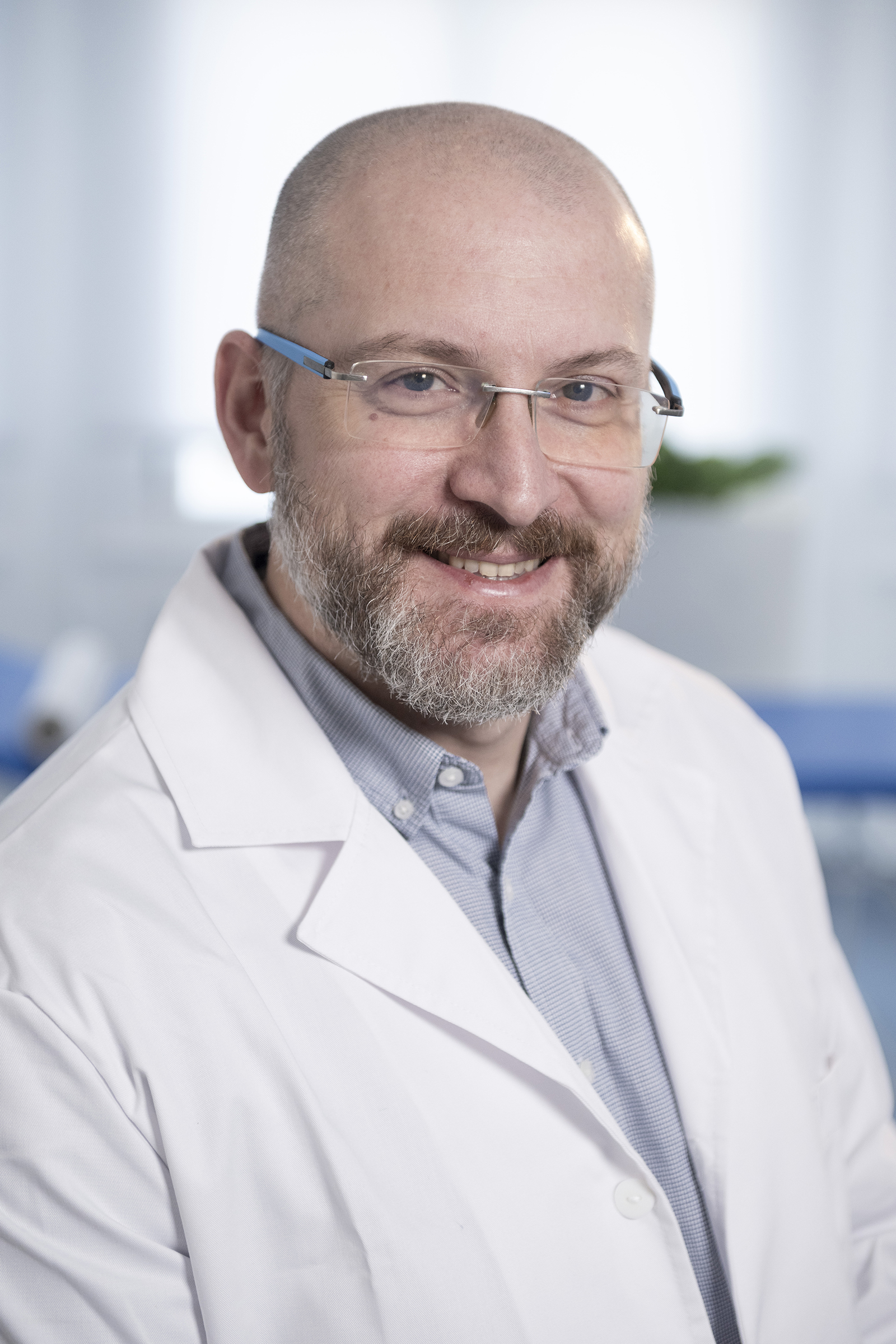 Dr. Viktor Zsolt Kővári